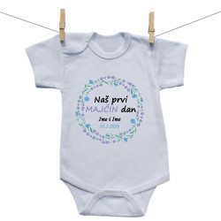 Bodije s kratkim rukavom Naš prvi Majčin dan s imenom 2026