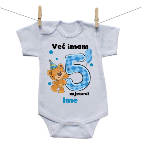 Bodije s kratkim rukavom Već imam 5 mjeseci s medvjedićem i imenom djeteta dječak Bodije s kratkim rukavom Već imam 5 mjeseci s medvjedićem i imenom djeteta dječak