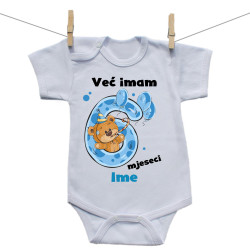 Bodije s kratkim rukavom Već imam 6 mjeseci s medvjedićem i imenom djeteta dječak