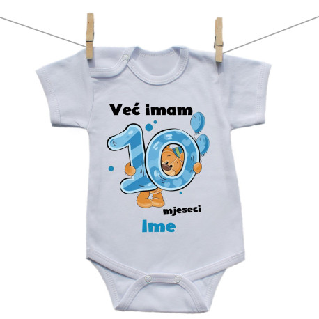 Bodije s kratkim rukavom Već imam 10 mjeseci s medvjedićem i imenom djeteta dječak Bodije s kratkim rukavom Već imam 10 mjeseci s medvjedićem i imenom djeteta dječak