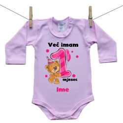 Roze bodije s dugim rukavom Već imam 1 mjesec s medvjedićem i imenom djeteta – Djevojčica