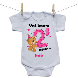 Bodije s kratkim rukavom Već imam 2 mjeseca s medvjedićem i imenom djeteta Djevojčica