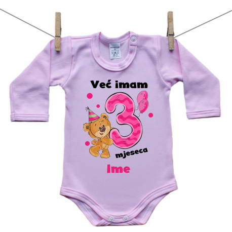 Roze bodije s dugim rukavom Već imam 3 mjeseca s medvjedićem i imenom djeteta – Djevojčica Roze bodije s dugim rukavom Već imam 3 mjeseca s medvjedićem i imenom djeteta – Djevojčica