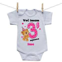 Bodije s kratkim rukavom Već imam 3 mjeseca s medvjedićem i imenom djeteta – Djevojčica