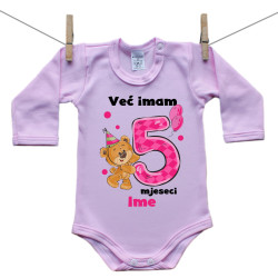 Roze bodije s dugim rukavom Već imam 5 mjeseci s medvjedićem i imenom djeteta Djevojčica