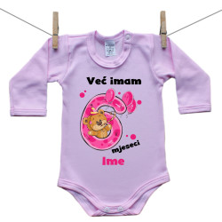 Roze bodije s dugim rukavom Već imam 6 mjeseci s medvjedićem i imenom djeteta Djevojčica