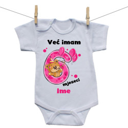 Bodije s kratkim rukavom Već imam 6 mjeseci s medvjedićem i imenom djeteta Djevojčica
