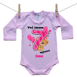 Roze bodije s dugim rukavom Već imam 7 mjeseci s medvjedićem i imenom djeteta Djevojčica