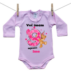 Roze bodije s dugim rukavom Već imam 9 mjeseci s medvjedićem i imenom djeteta - Djevojčica