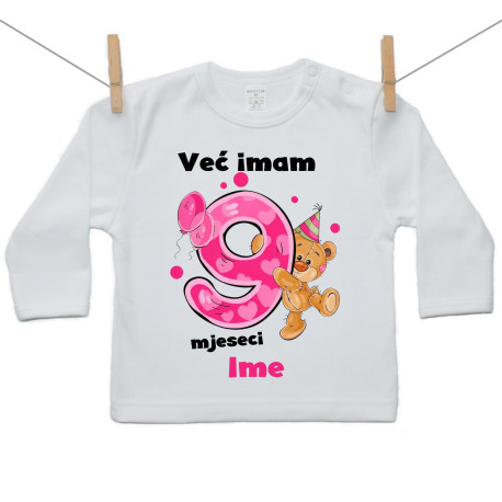 Majica s dugim rukavom Već imam 9 mjeseci s medvjedićem i imenom djeteta - Djevojčica Majica s dugim rukavom Već imam 9 mjeseci s medvjedićem i imenom djeteta - Djevojčica
