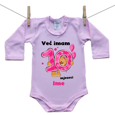 Roze bodije s dugim rukavom Već imam 10 mjeseci s medvjedićem i imenom djeteta – Djevojčica Roze bodije s dugim rukavom Već imam 10 mjeseci s medvjedićem i imenom djeteta – Djevojčica