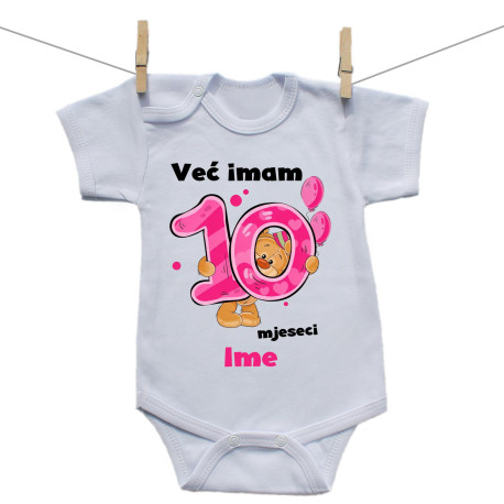 Bodije s kratkim rukavom Već imam 10 mjeseci s medvjedićem i imenom djeteta – Djevojčica Bodije s kratkim rukavom Već imam 10 mjeseci s medvjedićem i imenom djeteta – Djevojčica