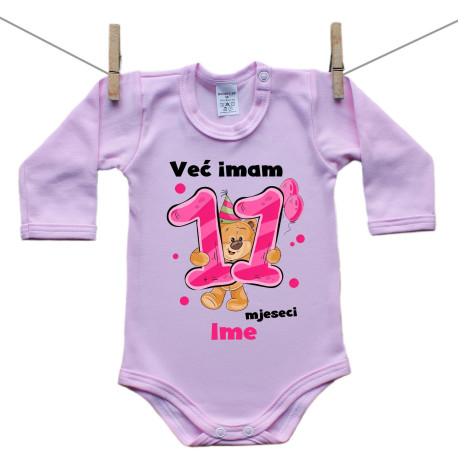 Roze bodije s dugim rukavom Već imam 11 mjeseci s medvjedićem i imenom djeteta – Djevojčica Roze bodije s dugim rukavom Već imam 11 mjeseci s medvjedićem i imenom djeteta – Djevojčica