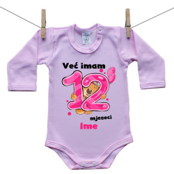 Roze bodije s dugim rukavom Već imam 12 mjeseci s medvjedićem i imenom djeteta – djevojčica