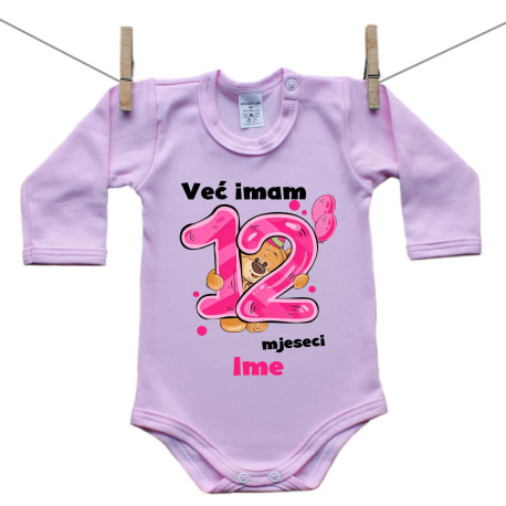 Roze bodije s dugim rukavom Već imam 12 mjeseci s medvjedićem i imenom djeteta – djevojčica